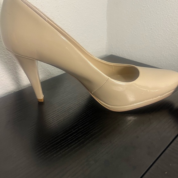 Ellen Tracy Cream Heels Classic Stiletto Design - Picture 4 of 10